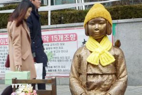 Bức tượng cô gái (ảnh) biểu tượng cho vấn đề "phụ nữ mua vui." (Nguồn: Kyodo/TTXVN)