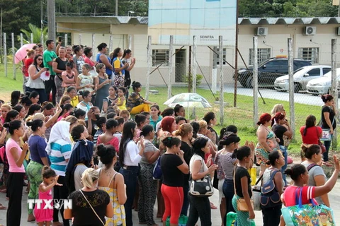 Thân nhân các tù nhân chờ đợi thông tin bên ngoài nhà tù Anisio Jobim ngày 2/1. (Nguồn: THX/TTXVN) 