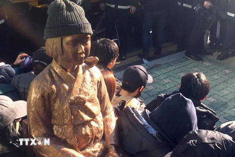 Bức tượng 'phụ nữ mua vui' vừa được dựng bên ngoài Lãnh sự quán Nhật Bản ở thành phố Busan, miền Nam Hàn Quốc. (Nguồn: Yonhap/TTXVN)