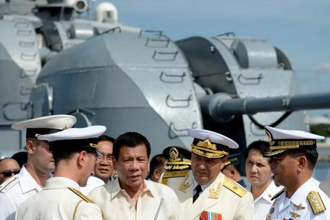 Tổng thống Philippines Rodrigo Duterte (thứ 3 từ trái sang) đang thảo luận với Thiếu tướng Hải quân Eduard Mikhailov của Nga ở Metro Manila ngày 6/1. (Nguồn: Reuters)