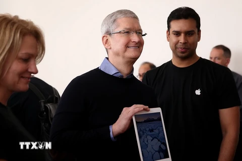 Giám đốc điều hành Apple Tim Cook (giữa) giới thiệu sản phẩm iPad Pro mới. (Nguồn: AFP/TTXVN)