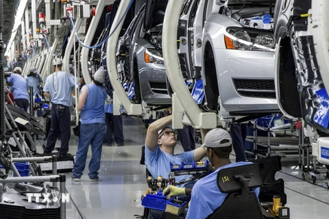 Công nhân làm việc tại nhà máy của Volkswagen ở Chattanooga, Mỹ ngày 12/6/2013. (Nguồn: AP/TTXVN) 