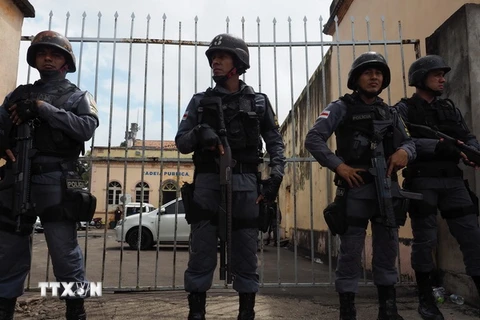 Cảnh sát gác tại lối vào nhà tù Vidal Pessoa ngày 8/1. (Nguồn: AFP/TTXVN) 