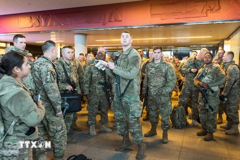 Binh sỹ Mỹ tới sân bay ở Wroclaw, Ba Lan ngày 7/1. (Nguồn: EPA/TTXVN) 