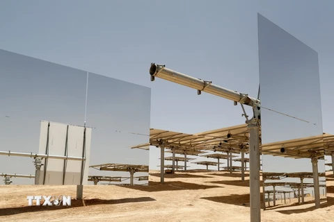 Pin năng lượng thuộc công trình tháp Ashalim trên sa mạc Negev, Israel. (Nguồn: AFP/TTXVN) 