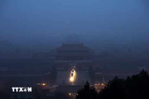 Sương mù ở Bắc Kinh ngày 20/12/2016. (Nguồn: AFP/TTXVN)