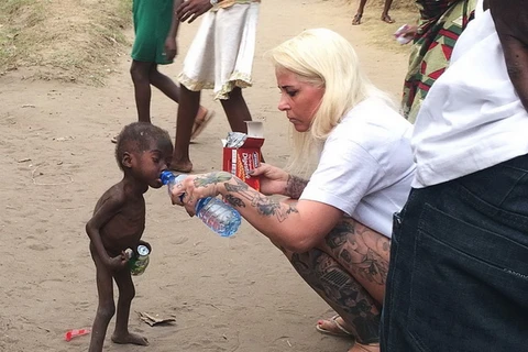 Bức ảnh chụp cảnh cô Lovén cho cậu bé 2 tuổi Hope uống nước đã được chia sẻ khắp thế giới. (Nguồn: independent.co.uk)