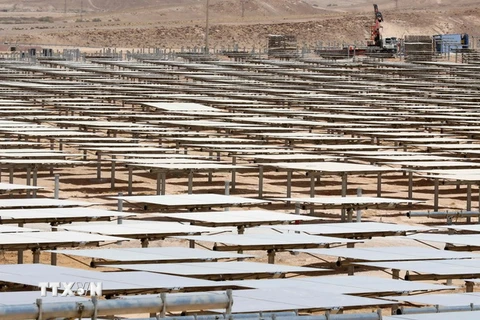 Pin năng lượng thuộc công trình tháp Ashalim trên sa mạc Negev, Israel. (Nguồn: AFP/TTXVN) 