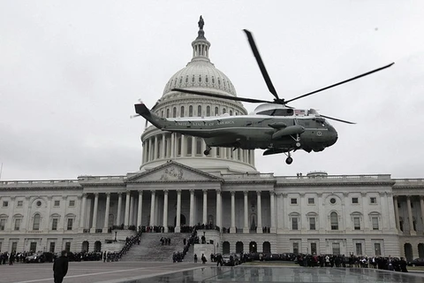 Tổng thống Trump tiễn người tiền nhiệm lên trực thăng rời Nhà Trắng