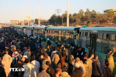 Người dân ở phía Đông Aleppo chờ sơ tán. (Nguồn: AP/TTXVN) 
