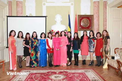 Đại sứ quán Việt Nam đã phối hợp với Ban chấp hành hội người Việt tại Rumani tổ chức đón Tết mừng Xuân Đinh Dậu 2017. (Nguồn: Vietnam+)