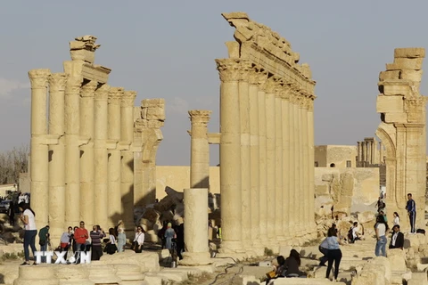 Người dân tới thăm thành cổ Palmyra sau khi quân đội Chính phủ Syria giành lại khu vực này từ tay IS. (Nguồn: AFP/TTXVN) 