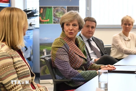 Thủ tướng Anh Theresa May (giữa) tại cuộc họp ở Warrington, Anh. (Nguồn: AFP/TTXVN) 