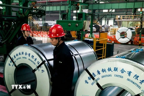 Thép cuộn tại nhà máy thép ở Tangshan, tỉnh Hà Bắc, Trung Quốc. (Nguồn: AFP/TTXVN) 