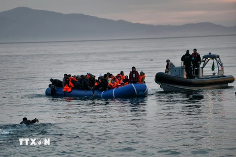 Người di cư từ Thổ Nhĩ Kỳ băng qua biển Aegea tới đảo Lesbos của Hy Lạp ngày 17/2/2016. (Nguồn: AFP/TTXVN)