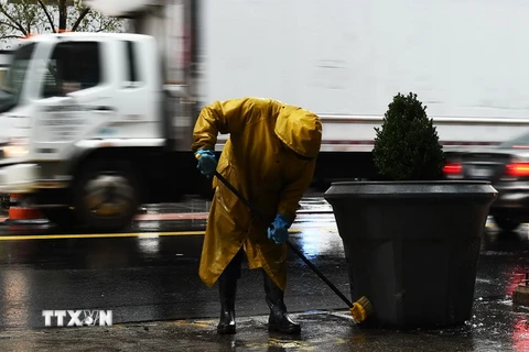 Công nhân dọn dẹp vệ sinh trên một đường phố ở New York. (Nguồn: AFP/TTXVN) 