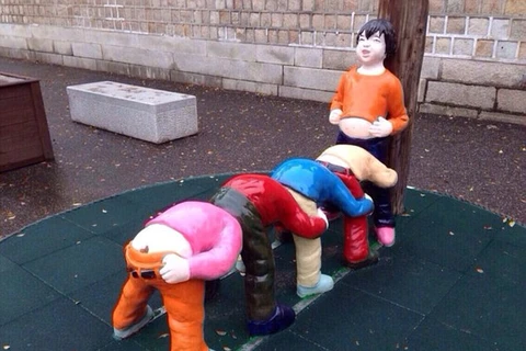 Một "tác phẩm" kỳ quái đặt trong khu vui chơi của trẻ em tại công viên ở Hàn Quốc. (Nguồn: Dailymail) 