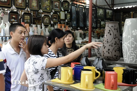 Cổng chợ gốm Bát Tràng hỗn loạn vì tin đóng cửa bất ngờ