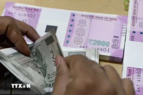 Nhân viên kiểm đồng rupee của Ấn Độ tại một ngân hàng ở thành phố Mumbai. (Nguồn: AFP/TTXVN) 