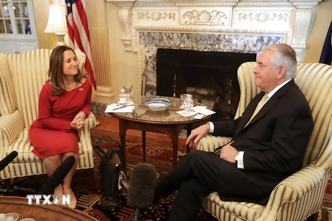 Ngoại trưởng Mỹ Rex Tillerson (phải) và người đồng cấp Canada Chrystia Freeland (trái) tại cuộc gặp ở Washington, DC, Mỹ. (Nguồn: AFP/TTXVN)