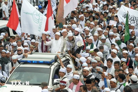 Người Hồi giáo biểu tình phản đối thị trưởng Jakarta Basuki Tjahaja Purnama tại Jakarta. (Nguồn: AFP/TTXVN) 
