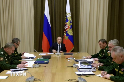 Tổng thống Vladimir Putin (giữa) chủ trì cuộc họp với các tướng lĩnh quân đội Nga. (Nguồn: AFP/TTXVN)