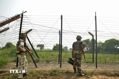 Binh sỹ Ấn Độ gác tại khu vực Jammu trên biên giới Ấn Độ - Pakistan. (Nguồn:AFP/TTXVN) 