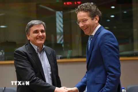 Bộ trưởng Tài chính Hy Lạp Euclid Tsakalotos (trái) và Chủ tịch nhóm Eurogroup Jeroen Dijsselbloem (phải. (Nguồn: AFP/TTXVN) 