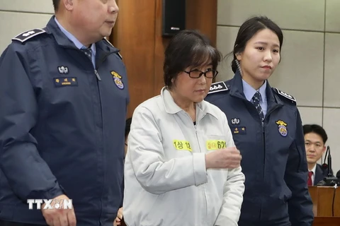 Bà Choi Soon-Sil (giữa) tại phiên xét xử đầu tiên của Tòa án quận trung tâm Seoul. (Nguồn: AFP/TTXVN) 