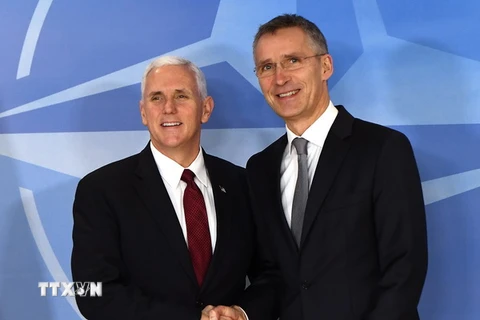 Phó Tổng thống Mỹ Mike Pence (trái) gặp Tổng Thư ký NATO Jens Stoltenberg tại trụ sở NATO ở Brussels, Bỉ. (Nguồn: AFP/TTXVN) 