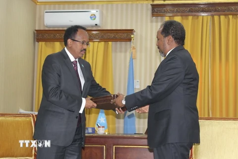 Tân Tổng thống Somalia Mohamed Abdullahi Farmajo (trái) và Tổng thống mãn nhiệm Hassan Sheik Mohamud (phải) tại buổi lễ chuyển giao quyền lực ở Mogadishu ngày 16/2. (Nguồn: THX/TTXVN) 