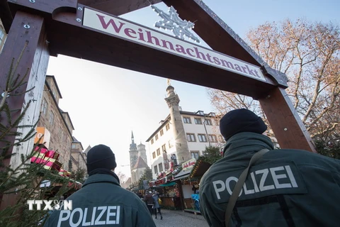 Cảnh sát Đức gác tại chợ Giáng sinh ở Stuttgart. (Nguồn: EPA/TTXVN)