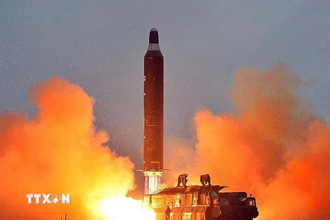 Tên lửa đạn đạo chiến lược tầm xa đất đối đất Hwasong-10 được phóng tại một địa điểm bí mật của Triều Tiên. (Nguồn: Reuters/TTXVN)