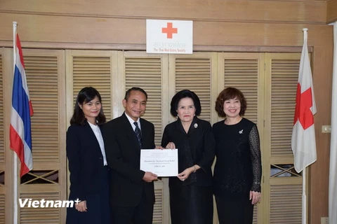 Cộng đồng người Việt Nam giúp đỡ người dân Thái Lan bị lũ lụt. (Ảnh: Nam Nguyễn/Vietnam+)