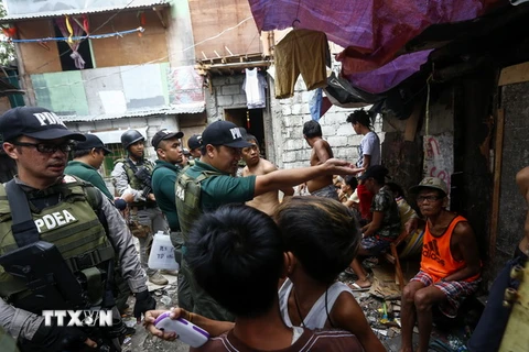 Lực lượng đặc nhiệm chống ma túy truy quét tội phạm ma túy tại thành phố Pasig, phía đông Manila ngày 13/2. (Nguồn: EPA/TTXVN) 