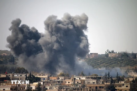 Khói bốc lên sau một đợt không kích ở Deraa ngày 23/2. (Nguồn: AFP/TTXVN) 