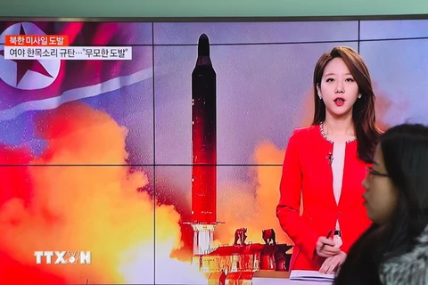 Người dân Hàn Quốc theo dõi trên truyền hình về vụ thử tên lửa của Triều Tiên tại nhà ga ở Seoul ngày 12/2. (Nguồn: AFP/TTXVN) 