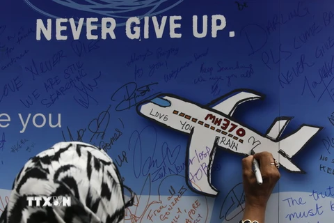Thông điệp tưởng nhớ các nạn nhân MH370, nhân tưởng niệm một năm vụ mất tích máy bay này ở Kuala Lumpur, Malaysia ngày 6/3/2015. (Nguồn: AFP/TTXVN) 