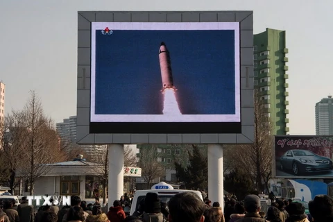 Người dân Triều Tiên theo dõi vụ phóng thử tên lửa đất đối đất tầm trung Pukguksong-2 qua phương tiện truyền thông công cộng ở Bình Nhưỡng. (Nguồn: AFP/TTXVN) 