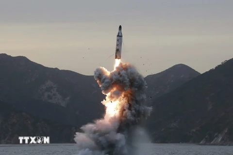 Tên lửa đạn đạo chiến lược của Triều Tiên được phóng từ tàu ngầm tại một địa điểm bí mật ở Triều Tiên. (Nguồn: EPA/TTXVN) 