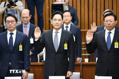 Ông Lee Jae-Yong (giữa) trong phiên điều trần của Quốc hội Hàn Quốc ở Seoul ngày 6/12/2016. (Nguồn: AFP/TTXVN) 