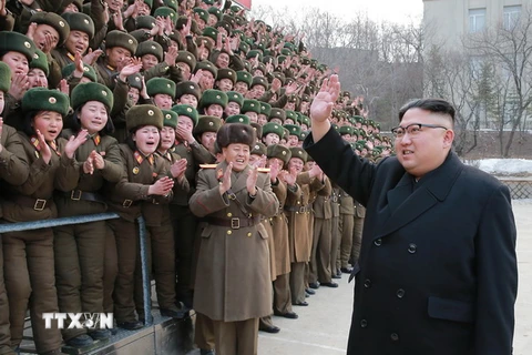 Nhà lãnh đạo Triều Tiên Kim Jong-un thăm một đơn vị quân đội ngày 1/3. (Nguồn: YONHAP/TTXVN) 