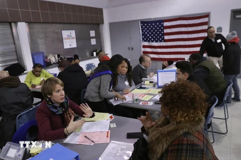 Nhân viên tình nguyện giúp đỡ những người nhập cư hoàn thành các thủ tục xin nhập quốc tịch Mỹ tại New York ngày 4/3. (Nguồn: AFP/TTXVN) 
