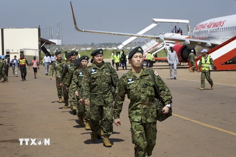 Các thành viên thuộc Các Lực lượng Phòng vệ Nhật Bản tới sân bay ở Juba, tham gia sứ mệnh gìn giữ hòa bình của Liên hợp quốc tại Nam Sudan. (Nguồn: AP/TTXVN) 