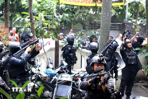 Cảnh sát chống khủng bố Indonesia phong tỏa tòa nhà sau vụ tấn công. (Nguồn: THX/TTXVN) 