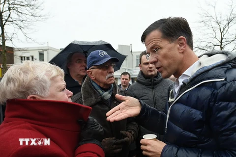 Thủ tướng Hà Lan Mark Rutte (phải) gặp gỡ cử tri trong cuộc vận động tranh cử tại Wormerveer ngày 25/2. (Nguồn: AFP/TTXVN) 