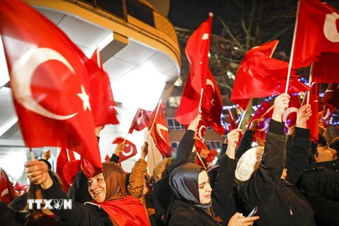 Người Thổ Nhĩ Kỳ tại Hà Lan biểu tình bên ngoài lãnh sự quán Thổ Nhĩ kỳ ở Rotterdam. (Nguồn: EPA/TTXVN)
