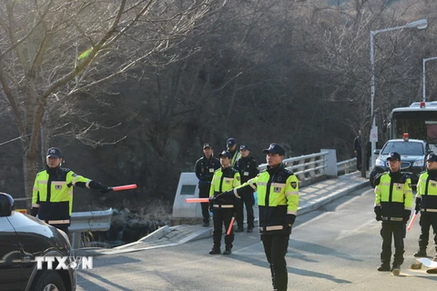 Cảnh sát tăng cường an ninh tại lối vào sân golf ở Seongju, nơi được dùng để bố trí hệ thống THAAD của Mỹ. (Nguồn: THX/TTXVN) 