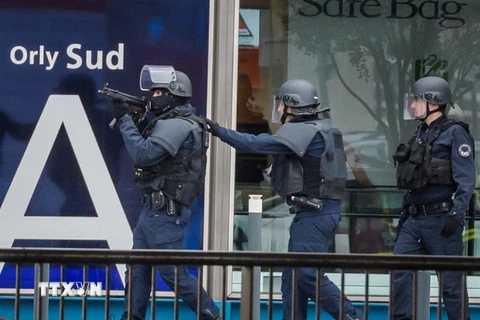 Cảnh sát chống bạo động Pháp được triển khai tại sân bay Orly sau vụ việc. (Nguồn: EPA/TTXVN) 