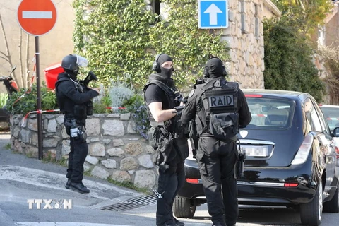 Cảnh sát Pháp tăng cường an ninh. (Nguồn: AFP/TTXVN)